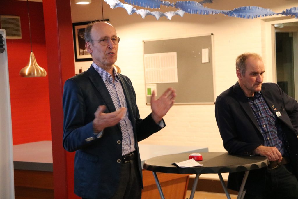 wethouder Lex Hoefsloot spreekt de aanwezigen toe