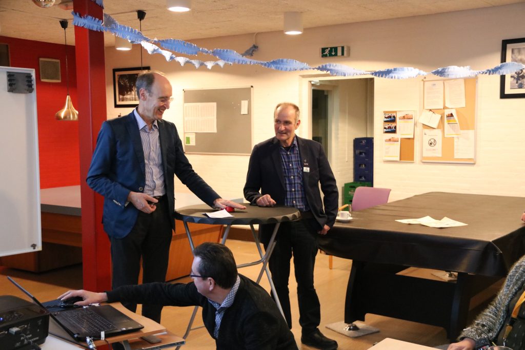 Wethouder Lex Hoefsloot drukt op een knop voor de opening van de website van Onderling Sterk Ede.