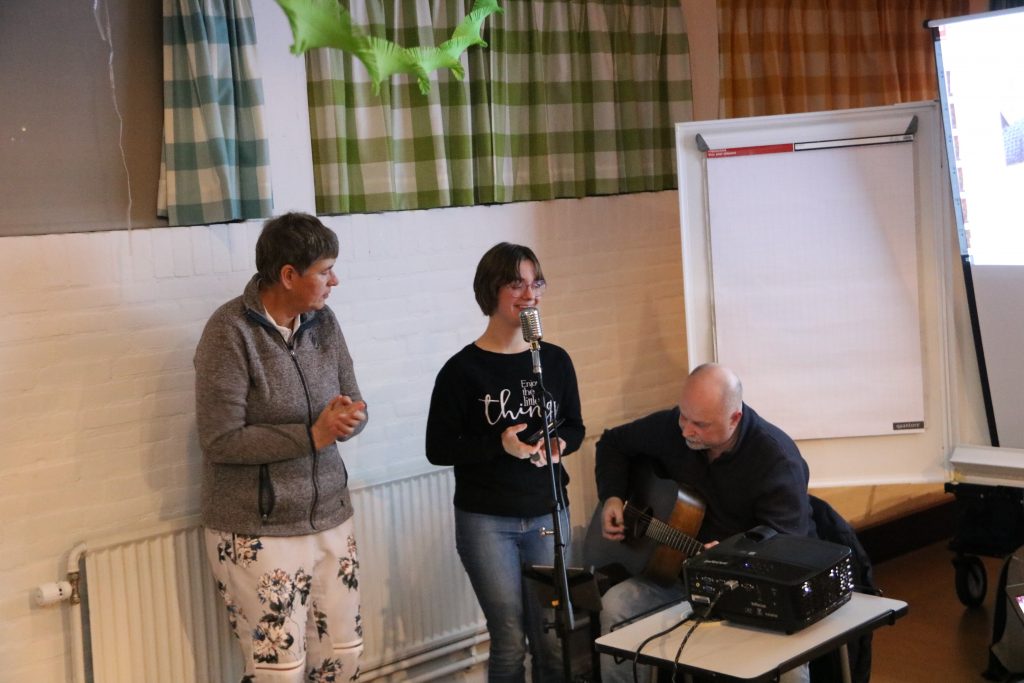 Kristen zingt onder begeleiding van Herman Ouboter op gitaar.