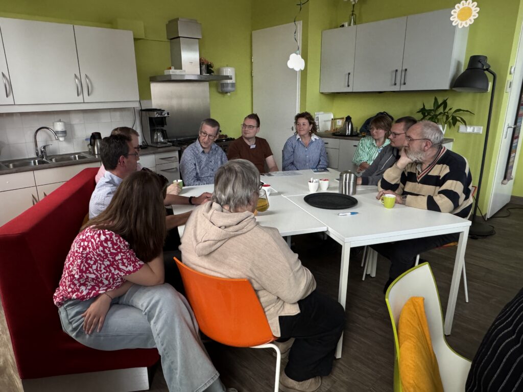 groepje wat praat over thema Wonen