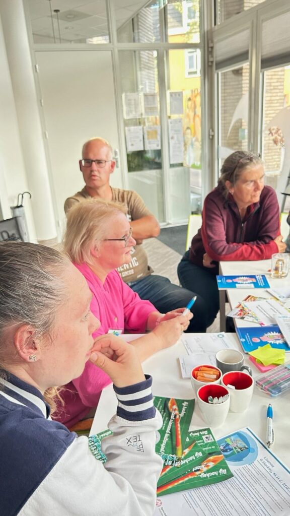coach Eugenie in gesprek met groepje over Vrije tijd in Ede