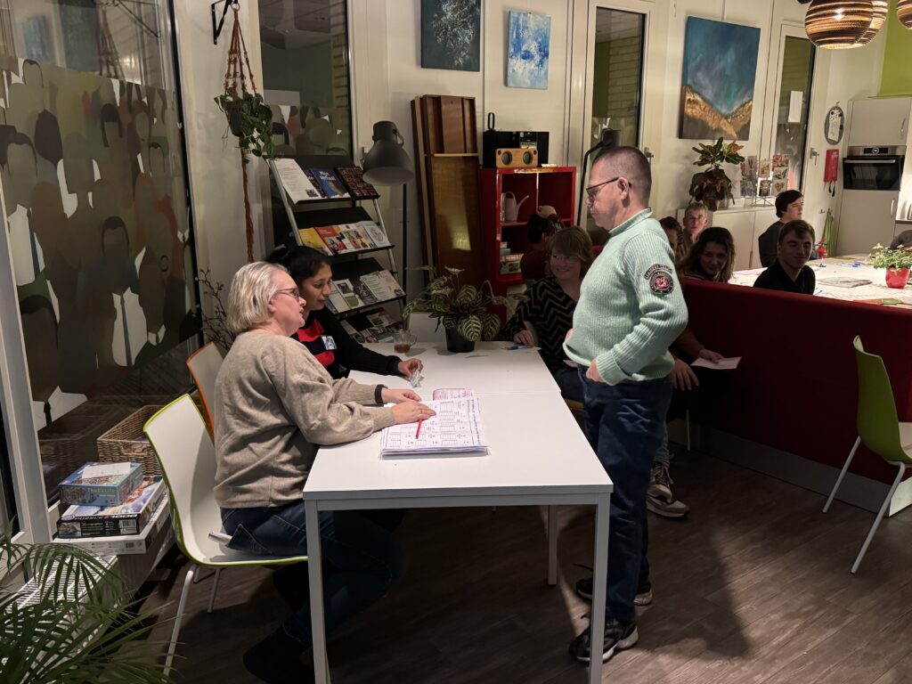 een deelnemer meldt zich bij het stembureau