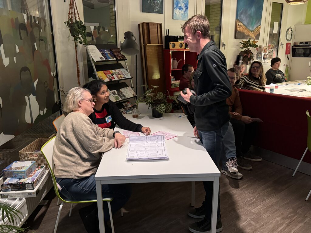 een deelnemer meldt zich bij het stembureau