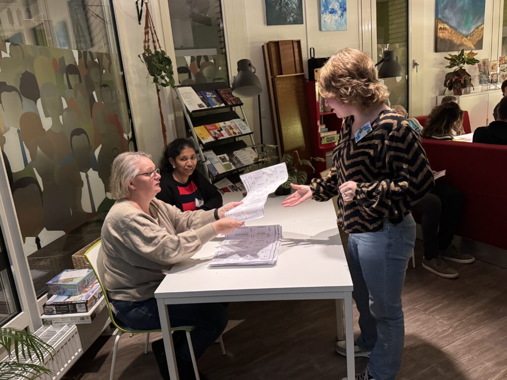 een deelnemer meldt zich bij het stembureau
