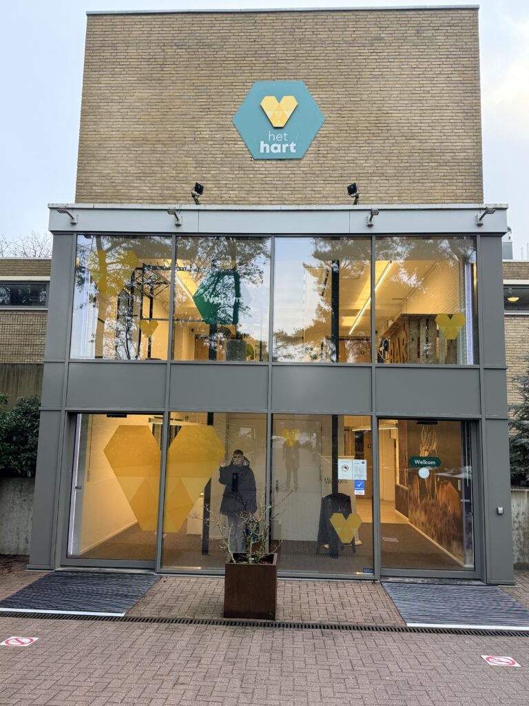 Tonia staat in de hal van Het Hart op de Hartenberg, waar het werkbezoek plaats vindt.