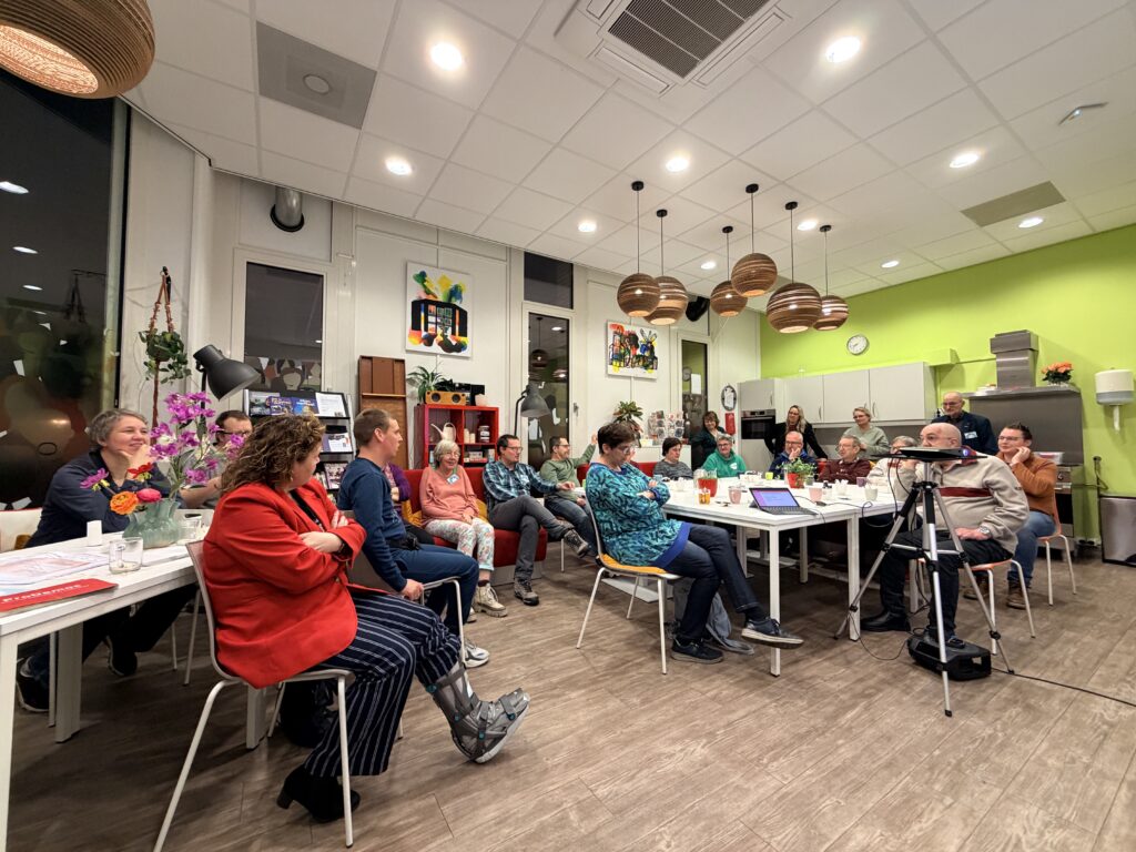 deelnemers bijeenkomst over verkiezingen