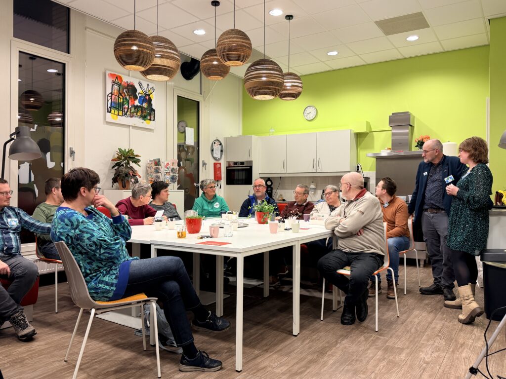 leden van Onderling Sterk Ede stellen vragen aan de kandidaten van politieke partijen