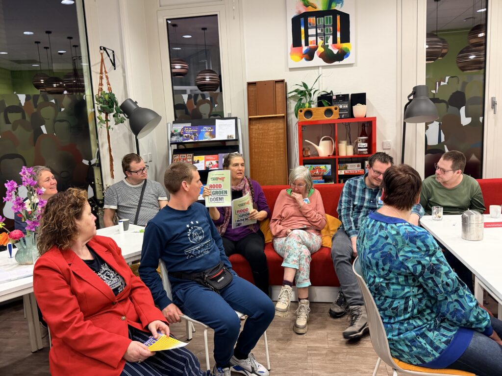 een lid van een politieke partij laat programma in eenvoudige taal zien