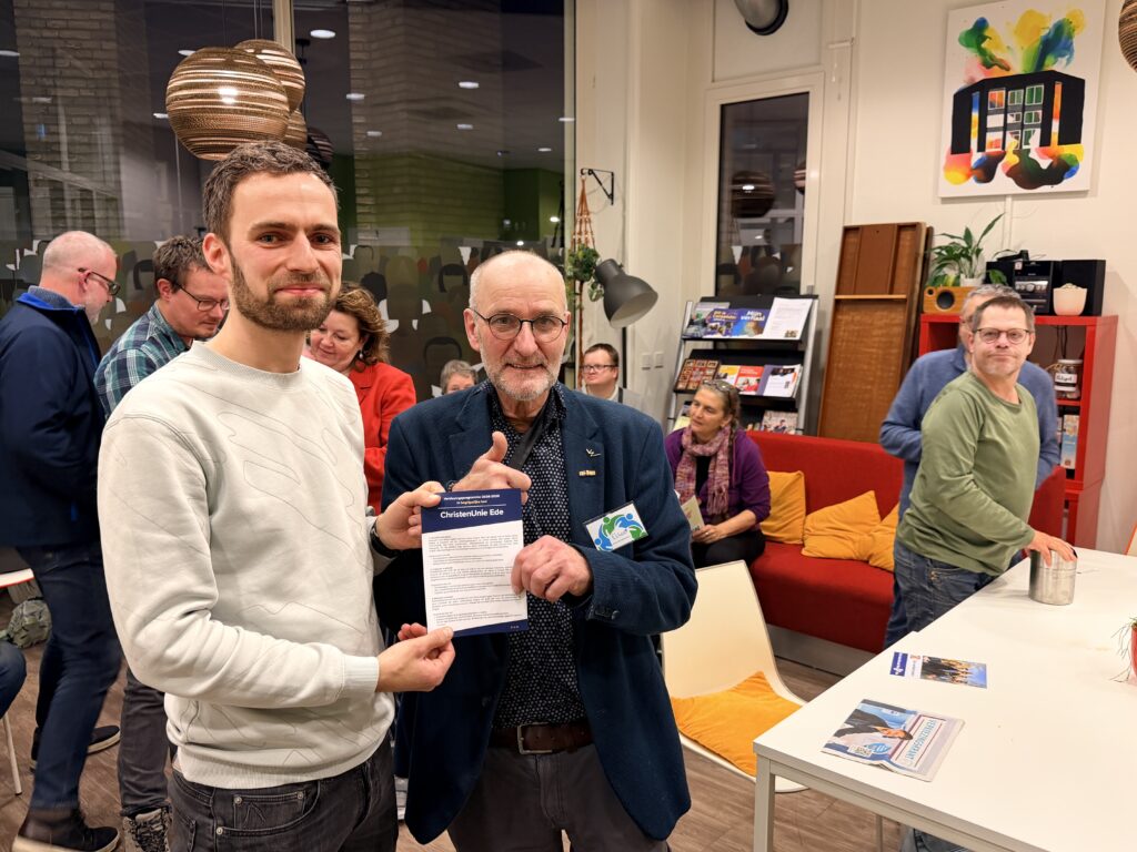 een van de politiek partijen overhandigt een flyer in eenvoudige taal